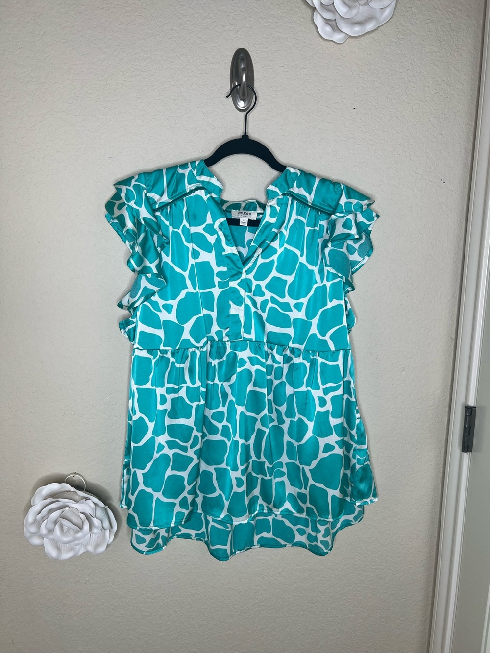 NTM: Umgee Aqua White Giraffe Print Tiered Babydoll Blouse Flutter Sleeve Size L